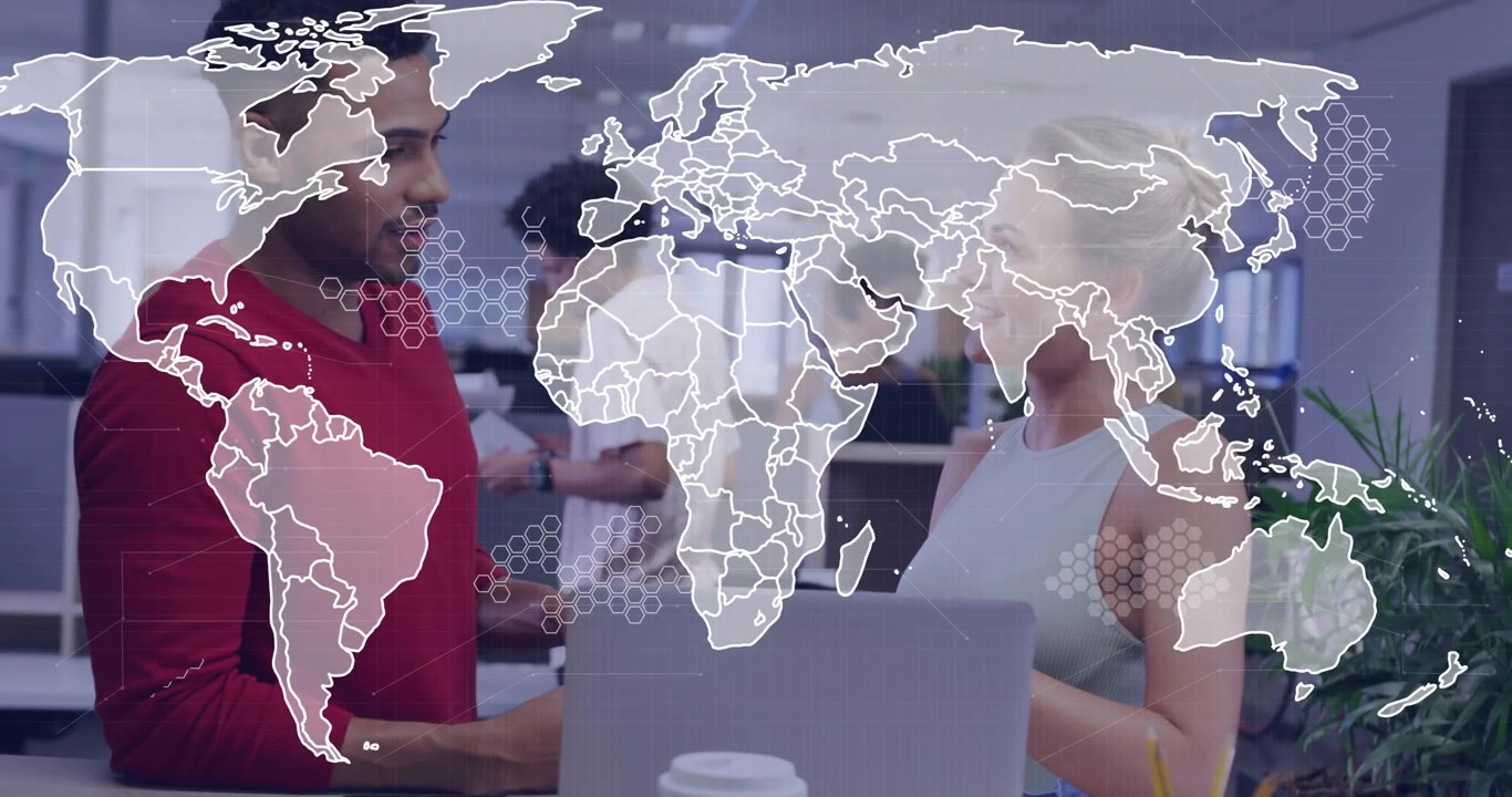 Colegas de trabalho analisando dados de negócios na mesa, com mapa surgindo e HUD animado sobre o laptop