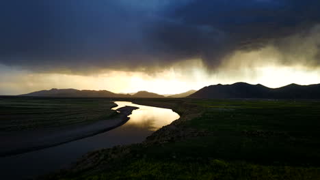 在日落时在阿雷基帕的河边旅行