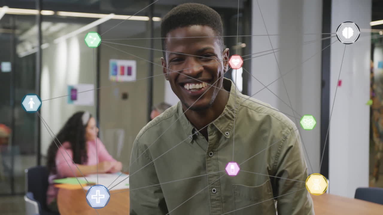animación de iconos de los medios sobre empresario biracial sonriendo en la oficina