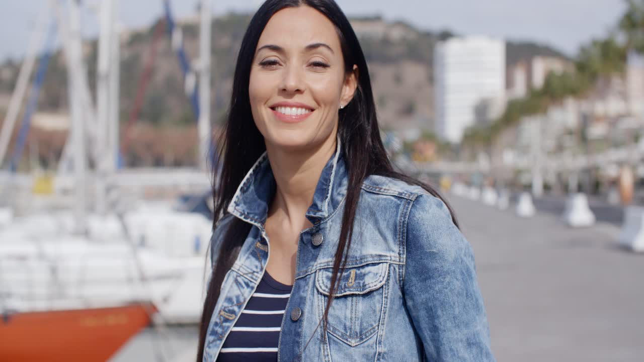 hermosa mujer joven vivaz