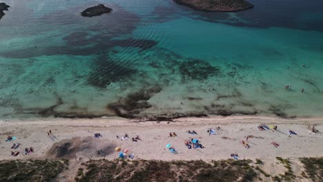 bañistas en aguas turquesas y azules