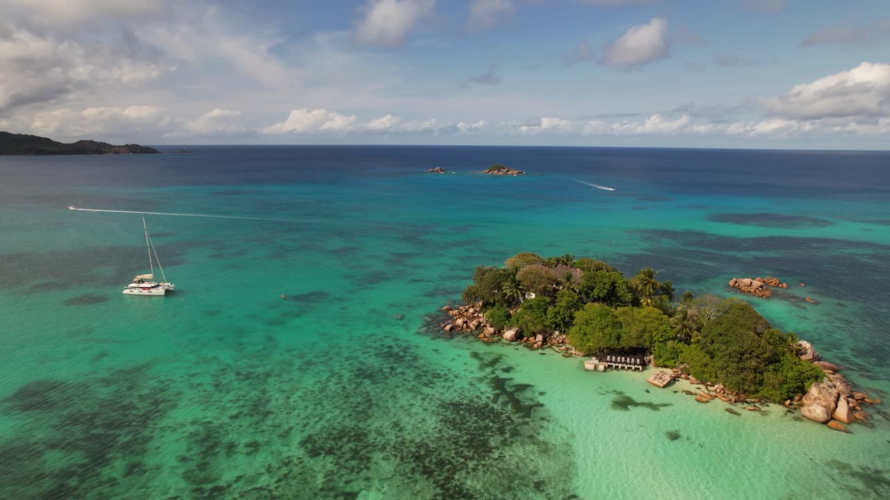 Eiland voor het Anse Volbert strand op de Seychellen