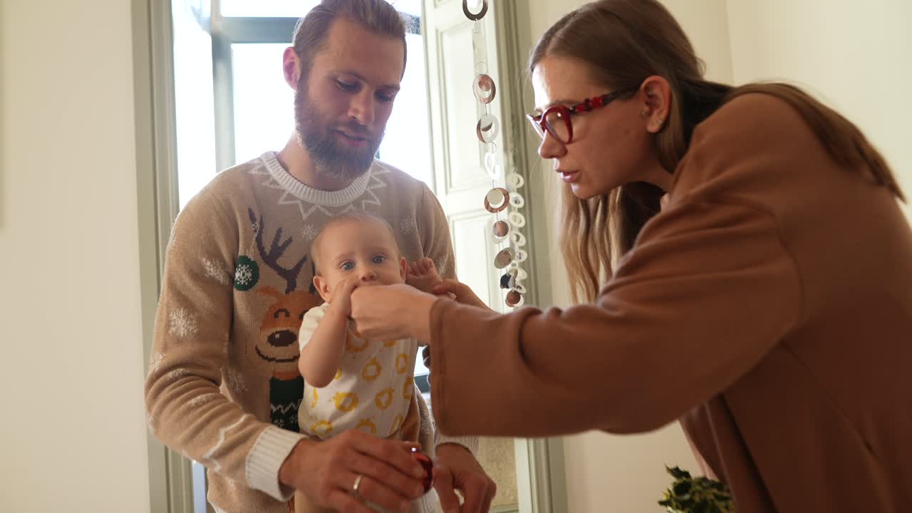 familia celebrando navidad con el bebé