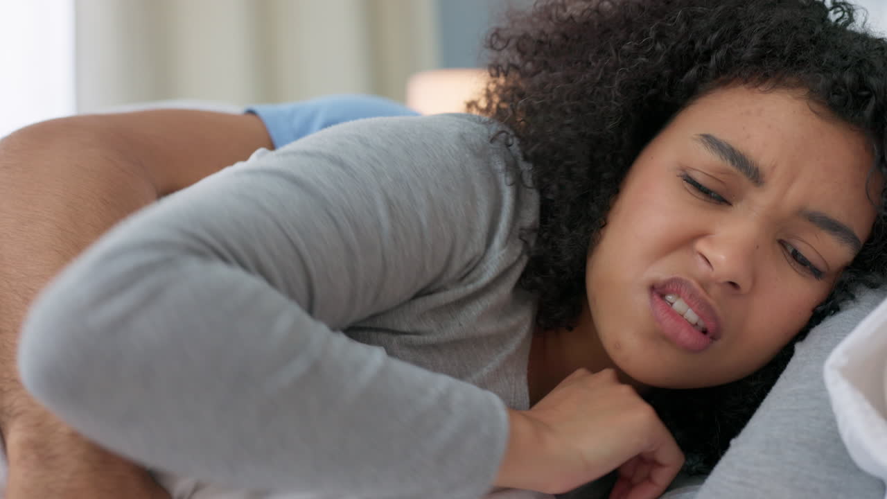 molesto, enojado y en la cama con una mujer negra molesta