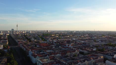 Manche-Behaupten,-Das-Sei-Der-Schönste-Bezirk-Berlins-Atemberaubende-Luftaufnahme-Flugpanorama-Kurvenflug-Drohnenaufnahmen-Der-Prenzlauer-Berg-Allee-Sommer-2022-Filmreiseführer-Von-Philipp-Marnitz