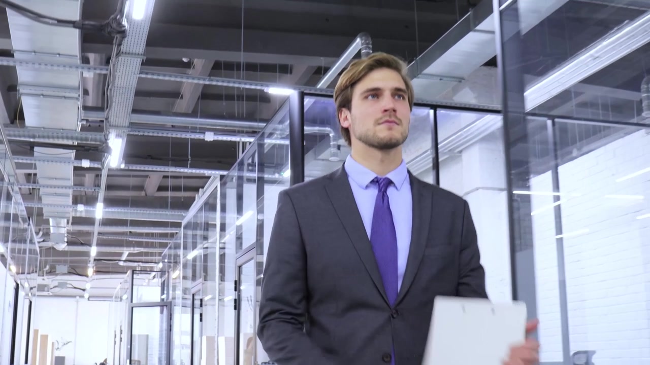 Modern Ofis Koridorunda Yürüyen Kendine Güvenen İş Adamı