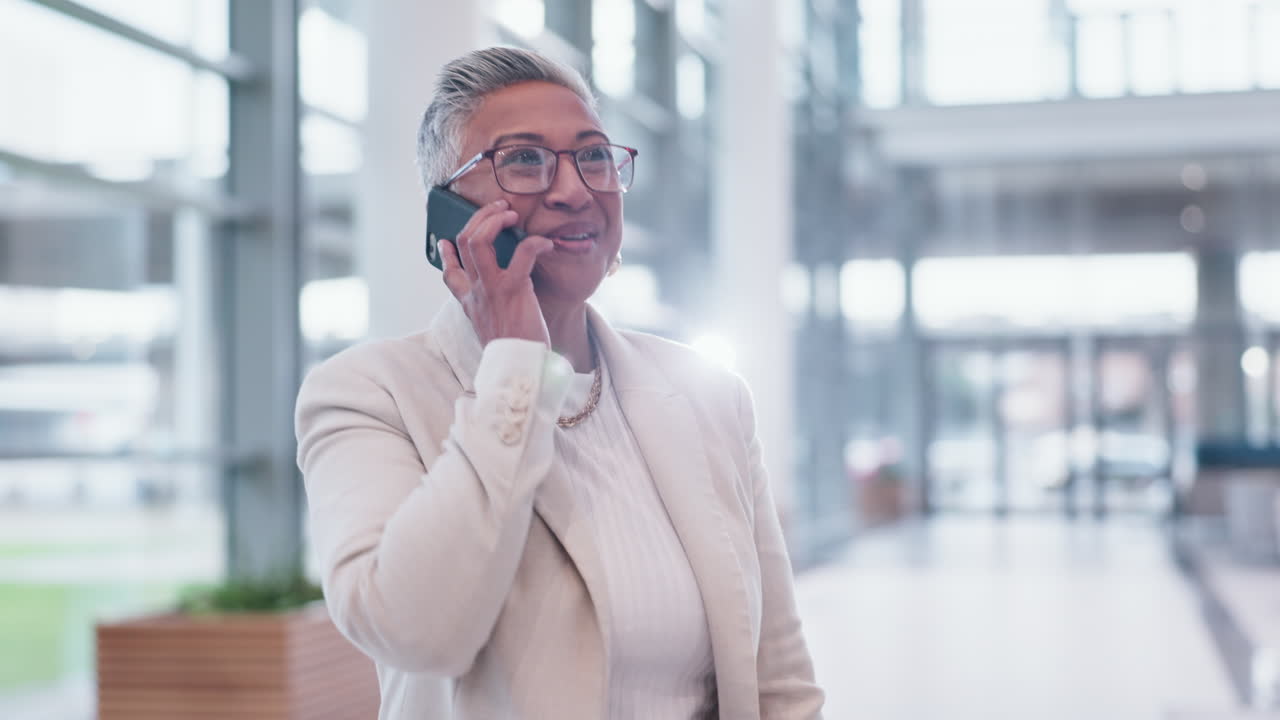 Donna matura felice al telefono, accordo commerciale