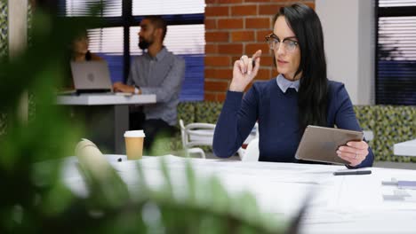 Ejecutivo-Trabajando-En-La-Mesa-En-La-Cafetería-De-La-Oficina-4k