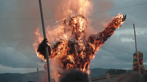 Efigie-De-Hoguera-Enciende-La-Noche-De-Carnaval-De-Podence-En-Portugal---Cámara-Lenta