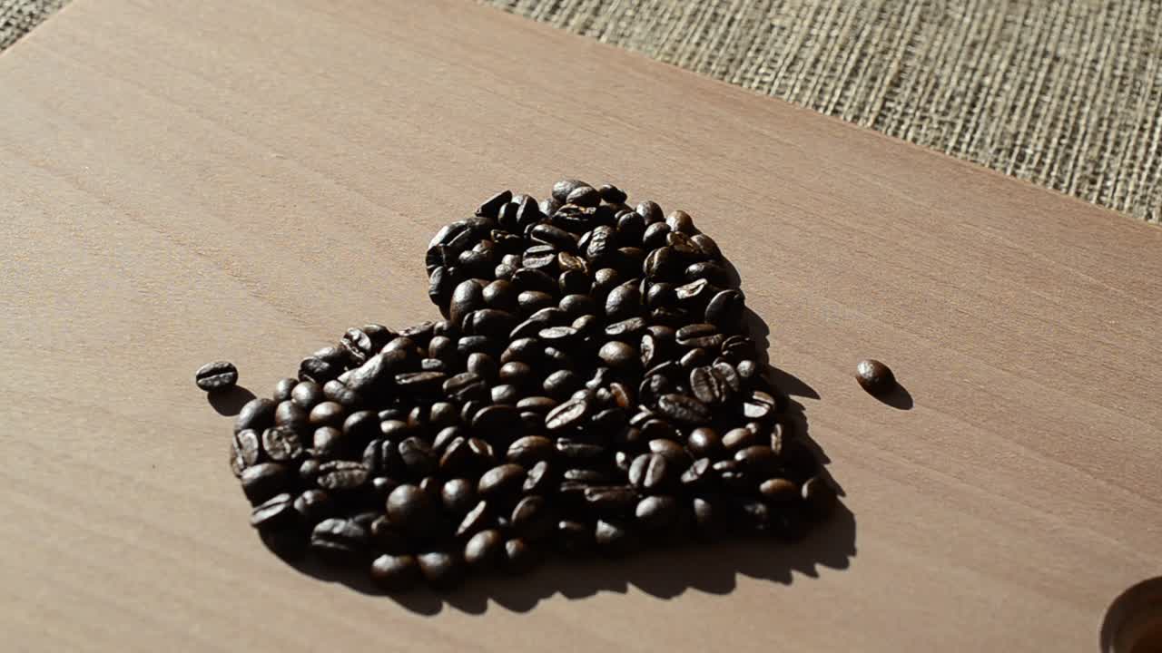 ハートの形をしたコーヒー豆。コーヒーの静物