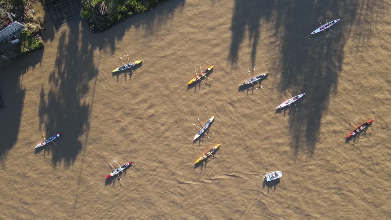 거대한 강 한가운데에 있는 여러 노젓는 배의 공중 전망