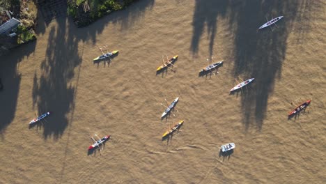 Vista-Aérea-De-Varios-Botes-De-Remos-En-Medio-De-Un-Poderoso-Río