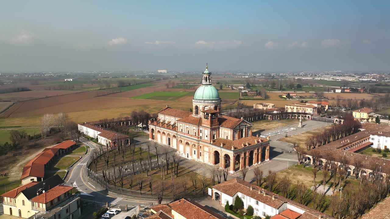 un dron rodea el santuario caravaggio de lombardía, capturando la impresionante arquitectura y la suave luz del sol del sitio religioso histórico