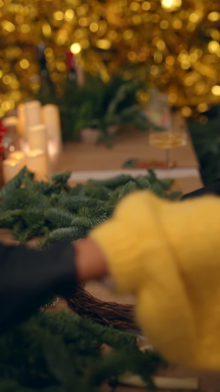 haciendo una corona de navidad