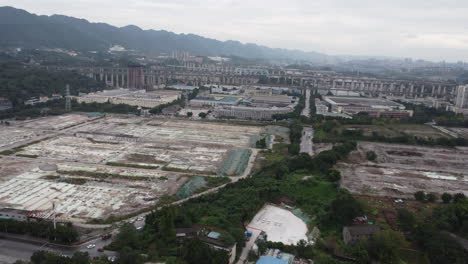 Tras-La-Demolición-Del-Polígono-Industrial,-Quedó-Una-Gran-Superficie-De-Terreno-Baldío.