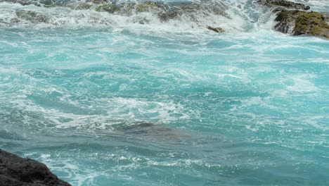 las profundas olas espumosas del océano atlántico lavan la costa de tenerife