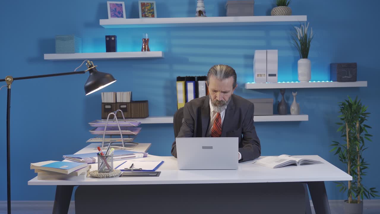 Serio e disciplinato uomo d'affari dirigente che entra nel suo ufficio.