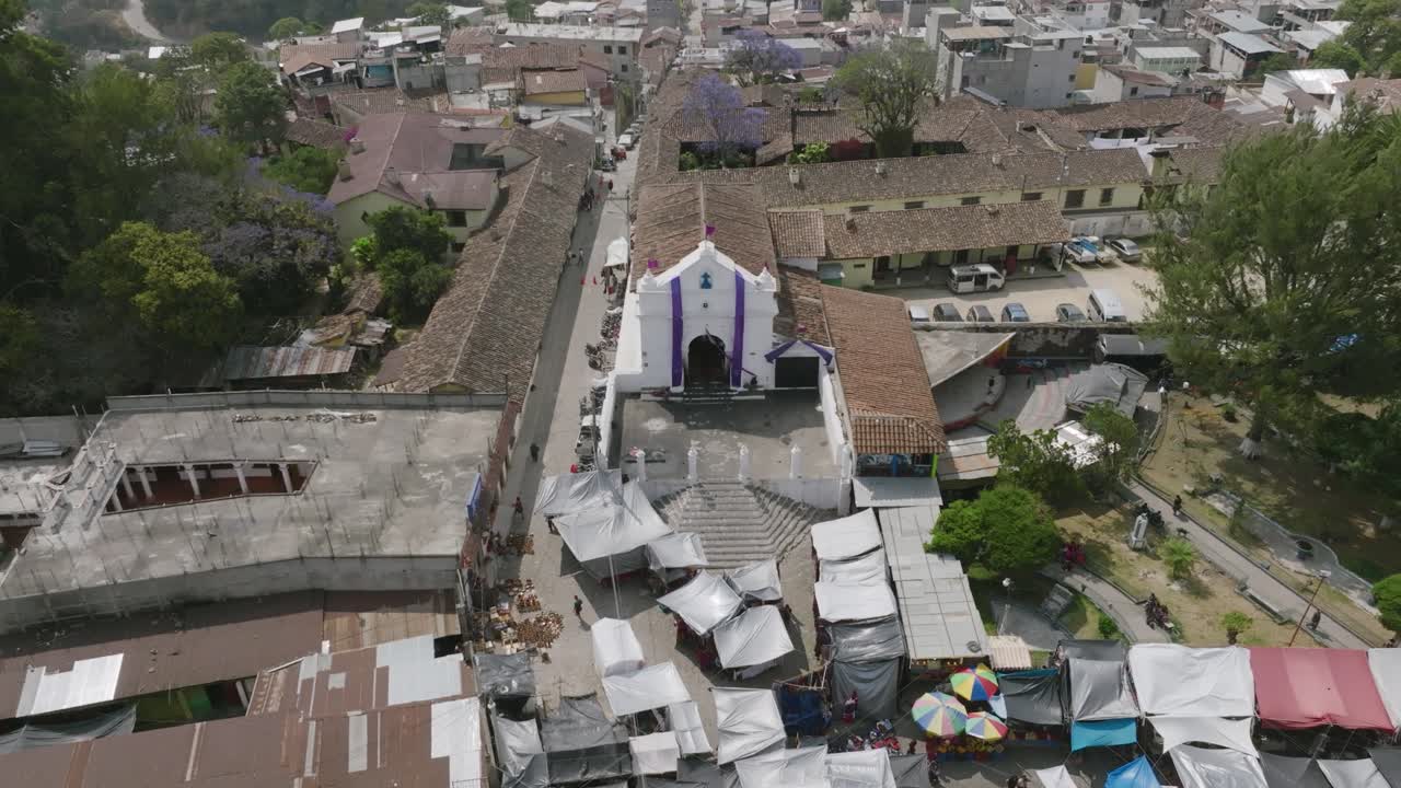 imágenes aéreas moviéndose sobre un mercado en chichicastenango volando hacia capilla del calvario en guatemala