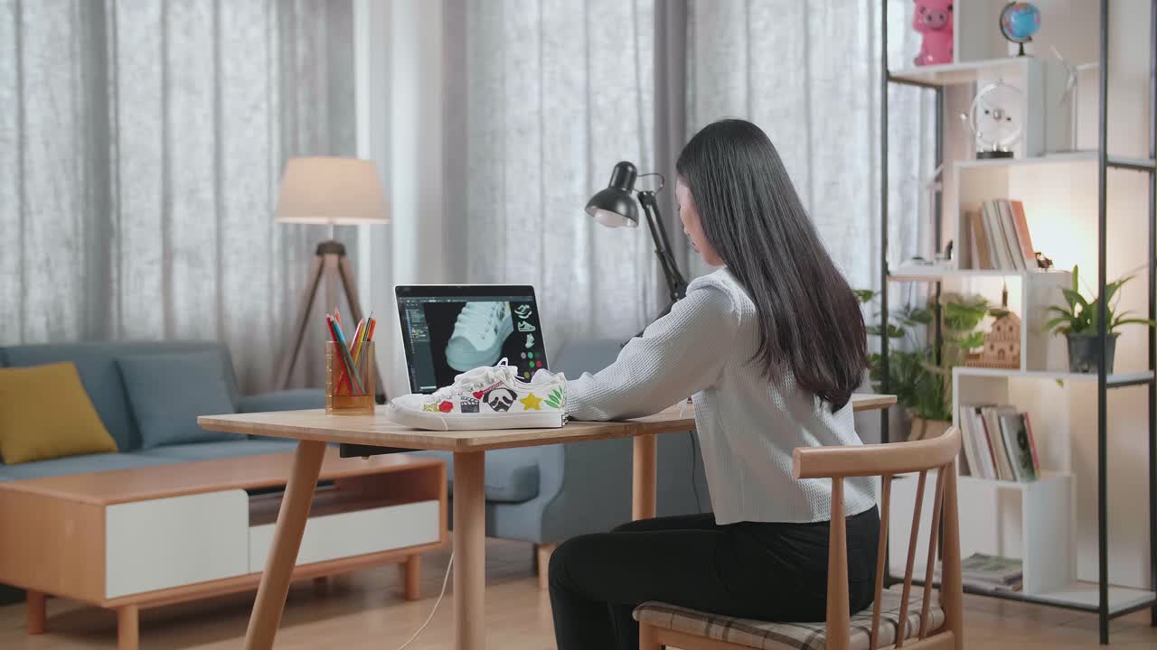 집에서 신발을 디자인하는 여자