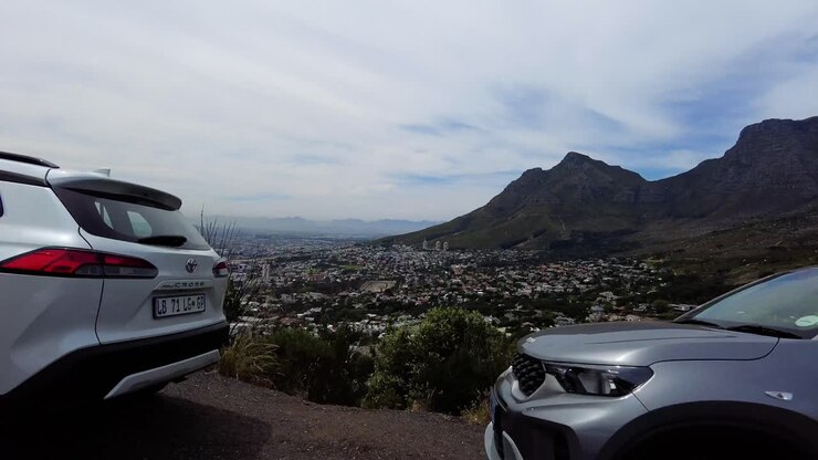 Teleférico de Table Mountain ascendiendo desde la carretera con vistas al centro de Ciudad del Cabo en Sudáfrica