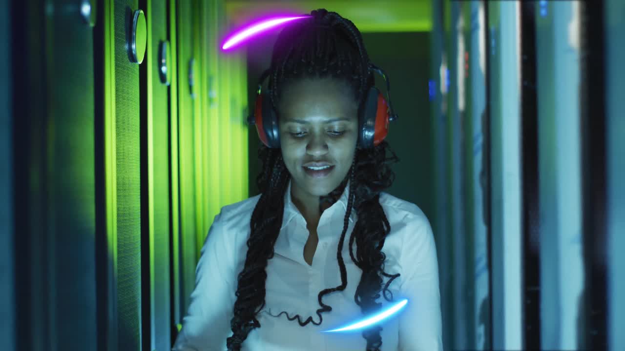 Animation af databehandling over afroamerikansk kvindelig IT-ingeniør og computerservere
