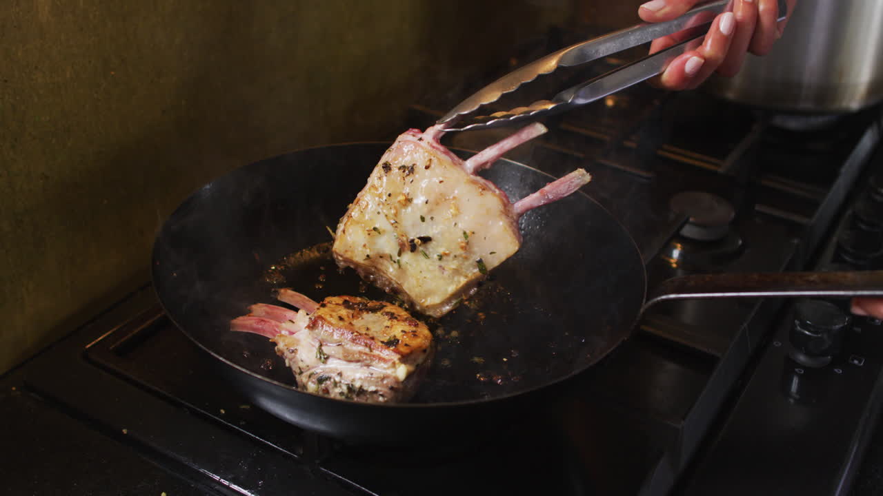 두 인종의 남성 요리사 가 요리를 준비 하고 미소 짓고 있다