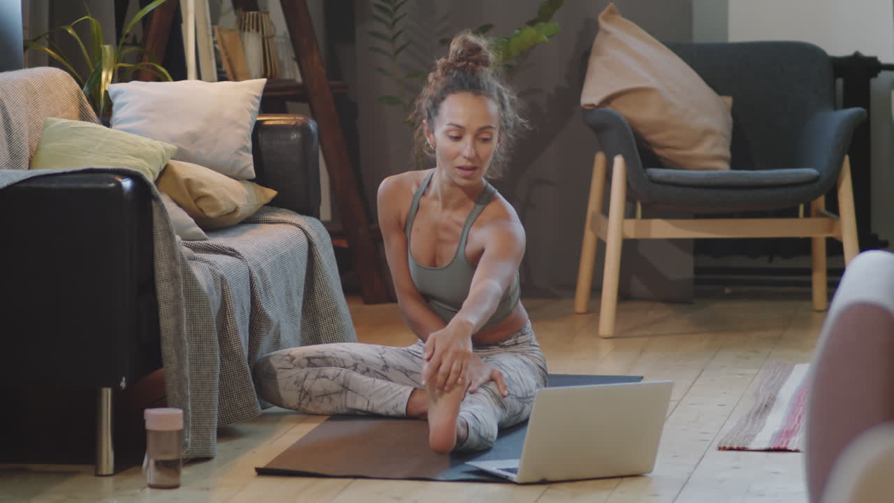 mujer haciendo yoga en casa