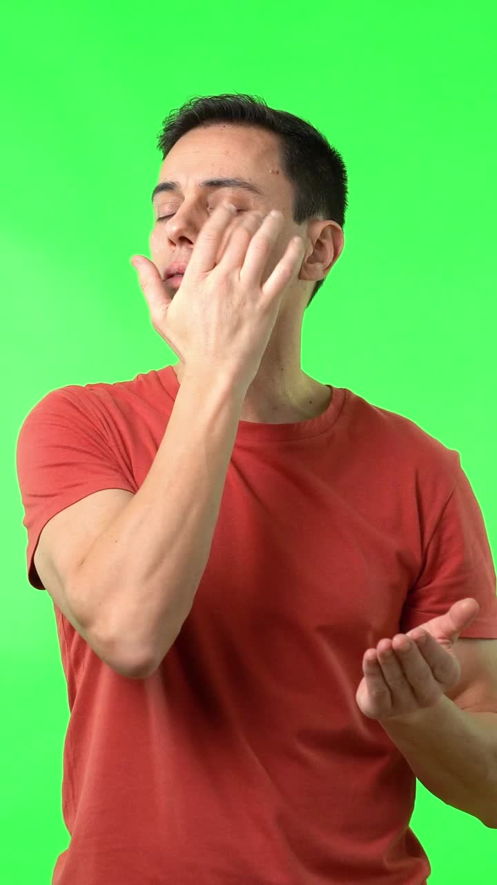 녹색 스크린에서 울고 있는 남자