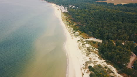 Drone-Volando-Alto-Sobre-La-Costa-Sur-De-Suecia