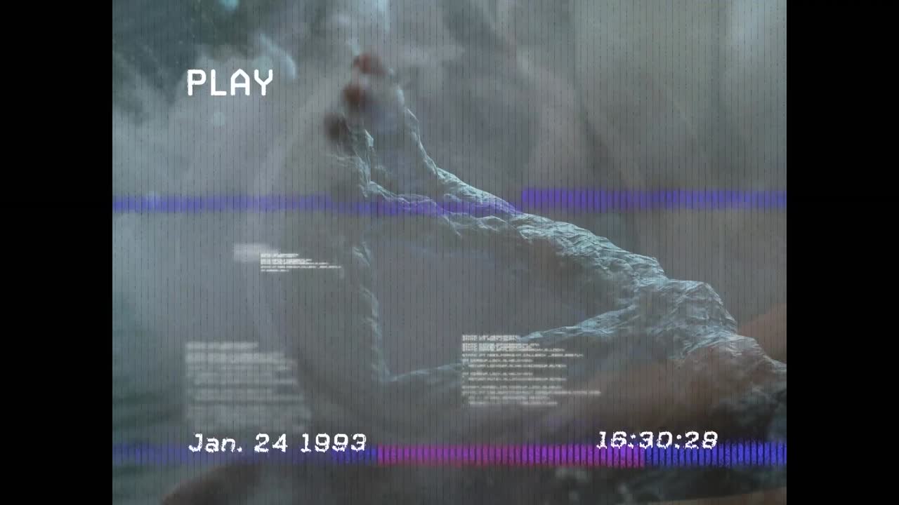 animación de la pantalla de reproducción sobre una cadena de adn giratoria en un fondo oscuro