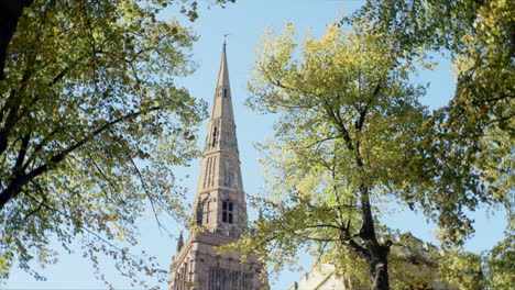 toma exterior de la aguja de la iglesia de la santísima trinidad en la ciudad de coventry, inglaterra