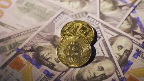 US-Dollar-Und-Gelb-Leuchtende-Bitcoins-Drehen-Sich.-Finanz--Und-Investitionskonzept.