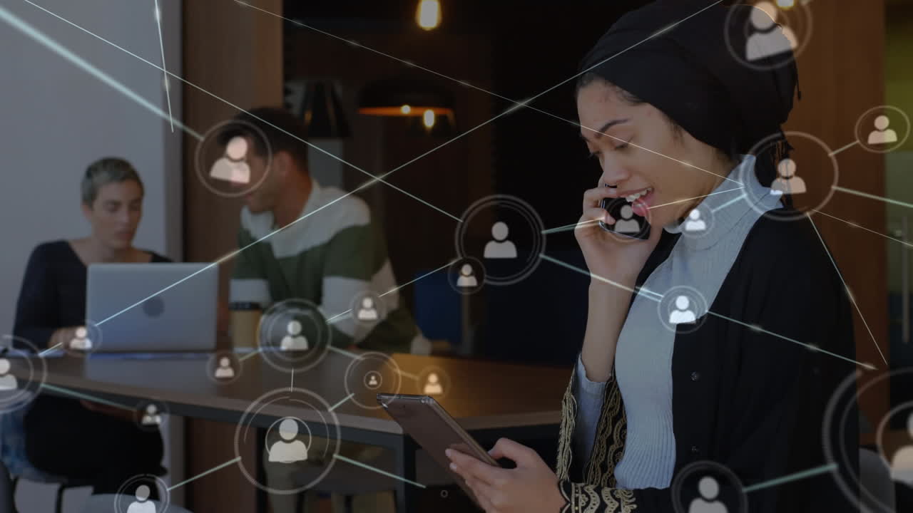 de iconos de conexión web contra una mujer con tableta digital hablando en un teléfono inteligente