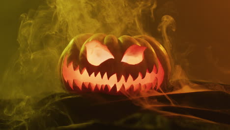 Vídeo-De-Calabaza-Tallada-De-Halloween-Con-Humo-Y-Luz-Naranja-Sobre-Fondo-Negro