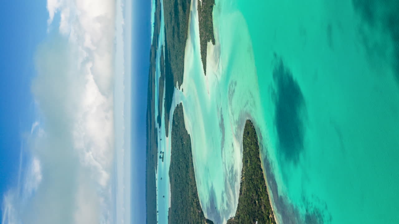 몽환적이고 이국적인 열대 낙원의 소나무 섬에 있는 세인트 모리스 베이 - 수직 공중 하이퍼랩스