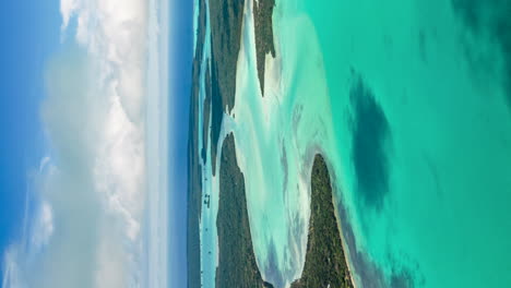 bahía de san mauricio en la isla de los pinos en un paraíso de ensueño, exótico, tropical, hiperlapso aéreo vertical