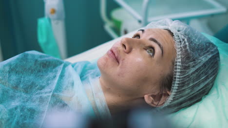 el cliente en la gorra se mira en el espejo antes del aumento de los labios