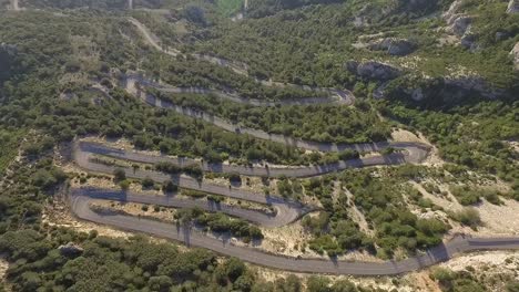 Carretera-De-Montaña-Con-Muchas-Vueltas