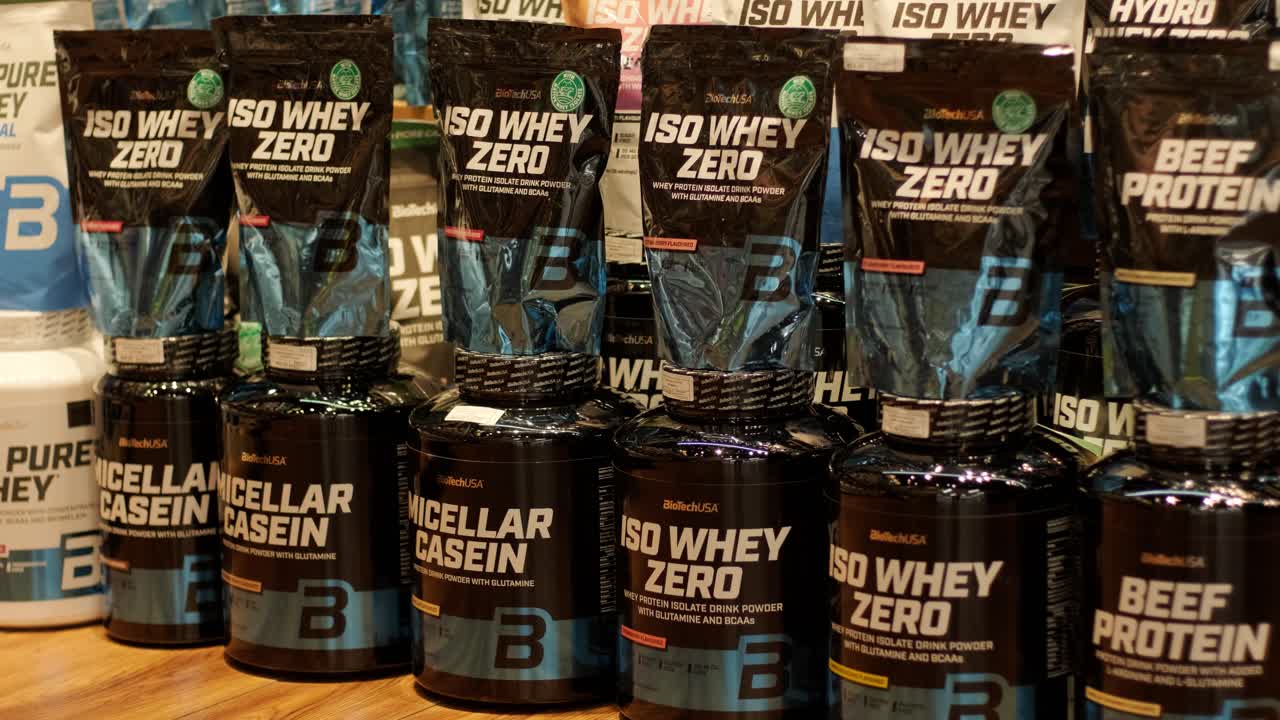 스포츠 영양 상점 인테리어에는 다양한 영양 보충제가 있습니다.