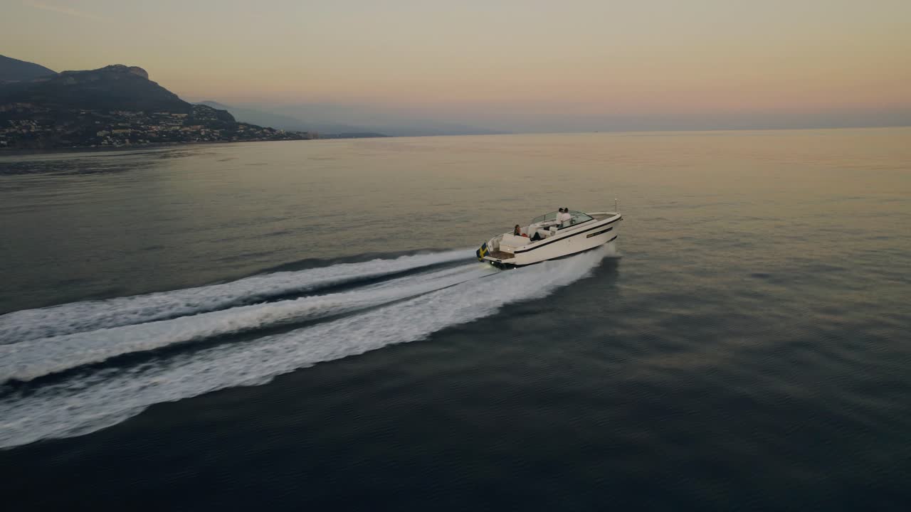 지중해의 일몰을 향해 달리는 쾌속정