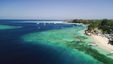 Luftaufnahme-Von-Gili-Air-Beach-South,-Auf-Der-Idyllischen-Insel-Gili-Air-In-Indonesien-Gelegen,-Ist-Ein-Wahres-Tropisches-Paradies,-Das-Die-Essenz-Des-Ruhigen-Insellebens-Einfängt