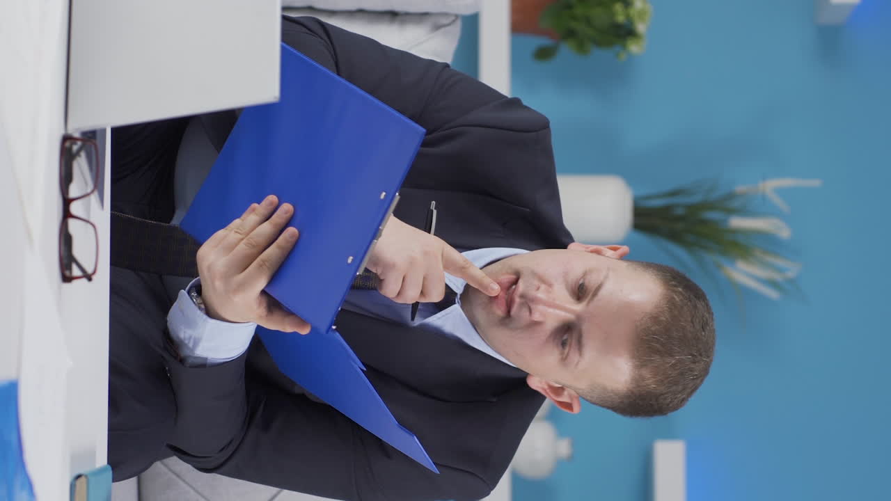 홈 오피스 직원 남자가 성공하는 수직 비디오.