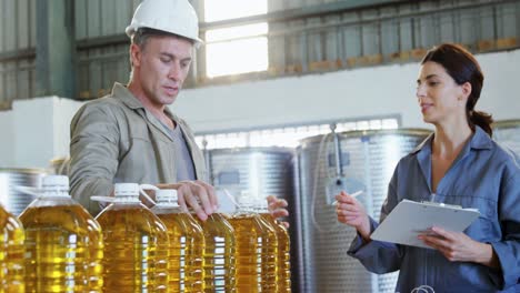 Arbeiter-Arbeiten-In-Der-Fabrik