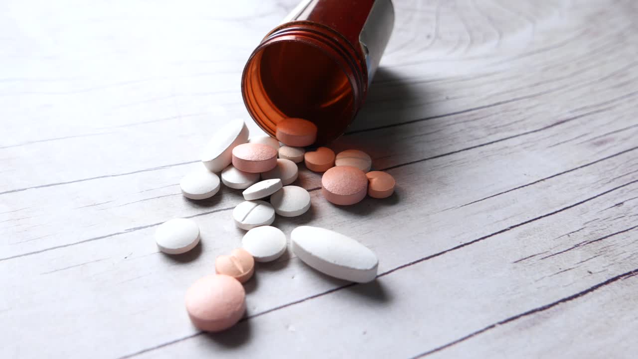 나무 표면에 흘린 여러 가지 알약