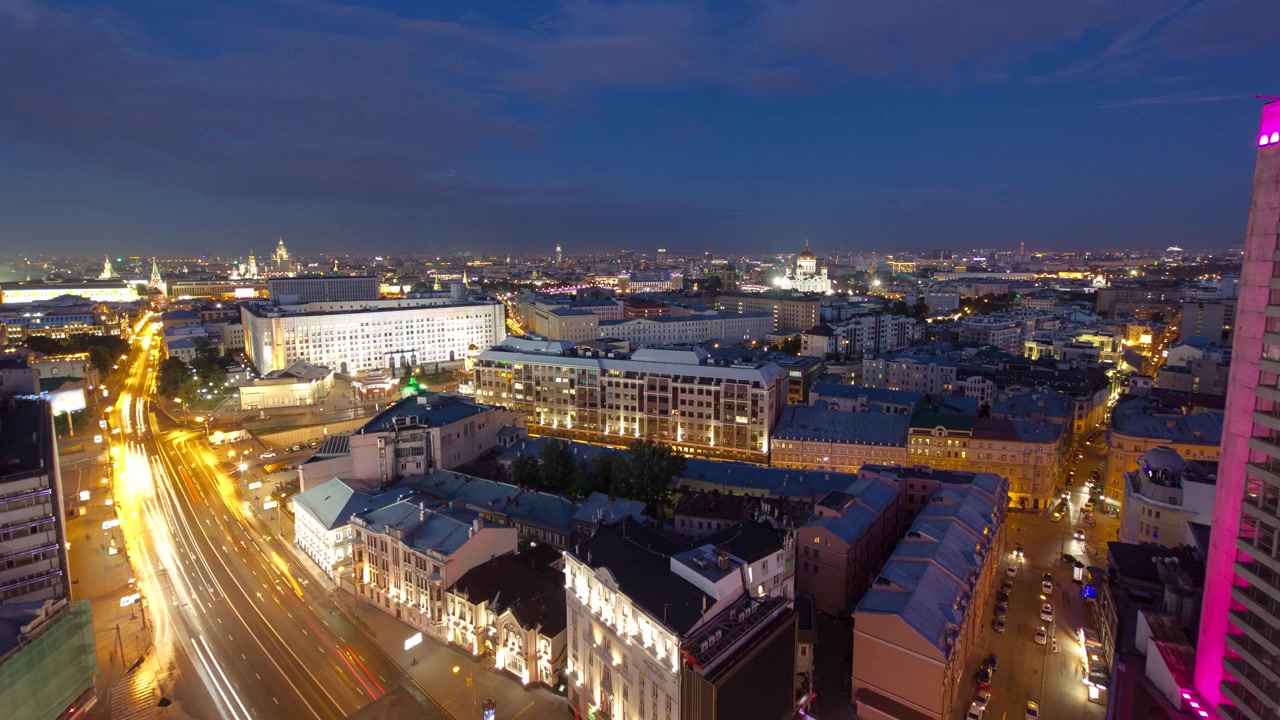 Vista panoramica dell'edificio dal tetto del centro di Mosca, timelapse della transizione dal giorno alla notte da Nuova Arbat, Russia. Veduta aerea dall'alto dopo il tramonto.