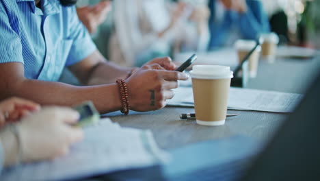 Hände,-Suche-Oder-Geschäftsmann-Mit-Telefon