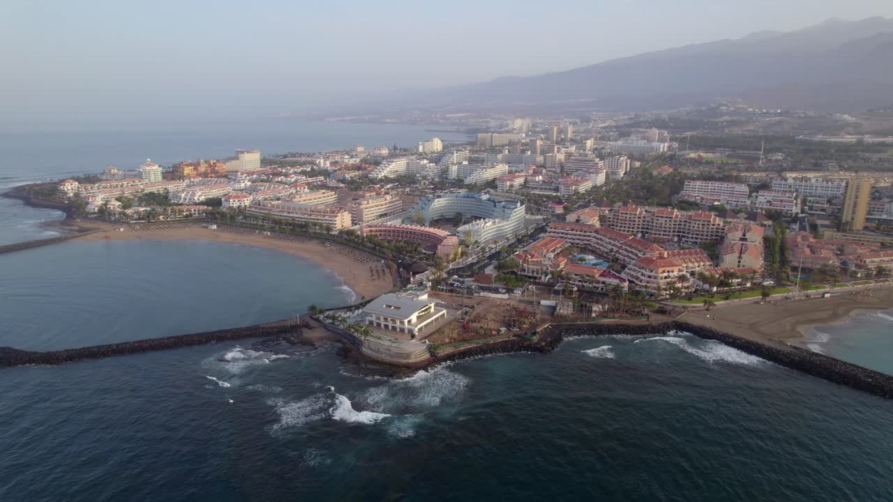 Vista aerea delle onde che si infrangono su Playa de las Américas sull'isola di Tenerife, Isole Canarie, Spagna