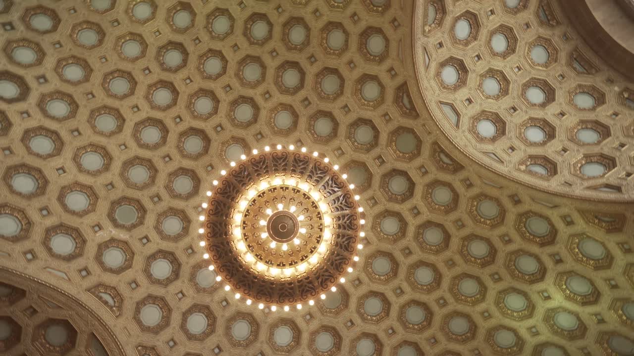 금 천장을 중심으로 360도 회전