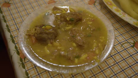 primer plano de un plato en una mesa con vori, sopa tradicional paraguaya hecha con carne y harina de maíz