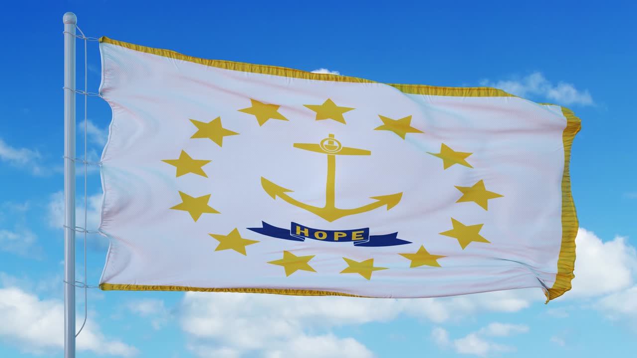 la bandera de rhode island en un asta de bandera ondeando en el viento, fondo de cielo azul. 4k